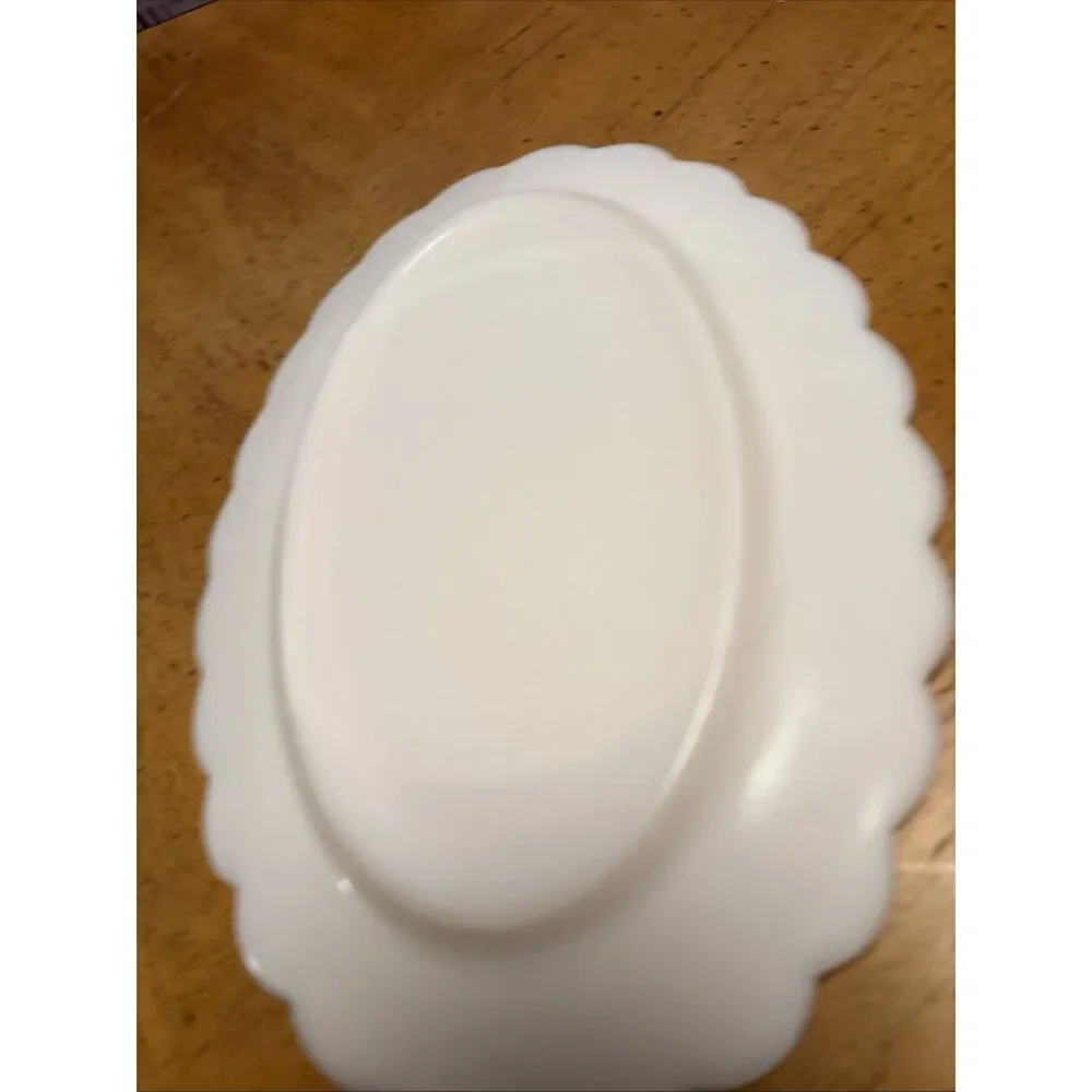 VINTAGE WESTMORELAND WHITE MILK GLASS PANELED GRAPE SAUCER/PLATTER‎